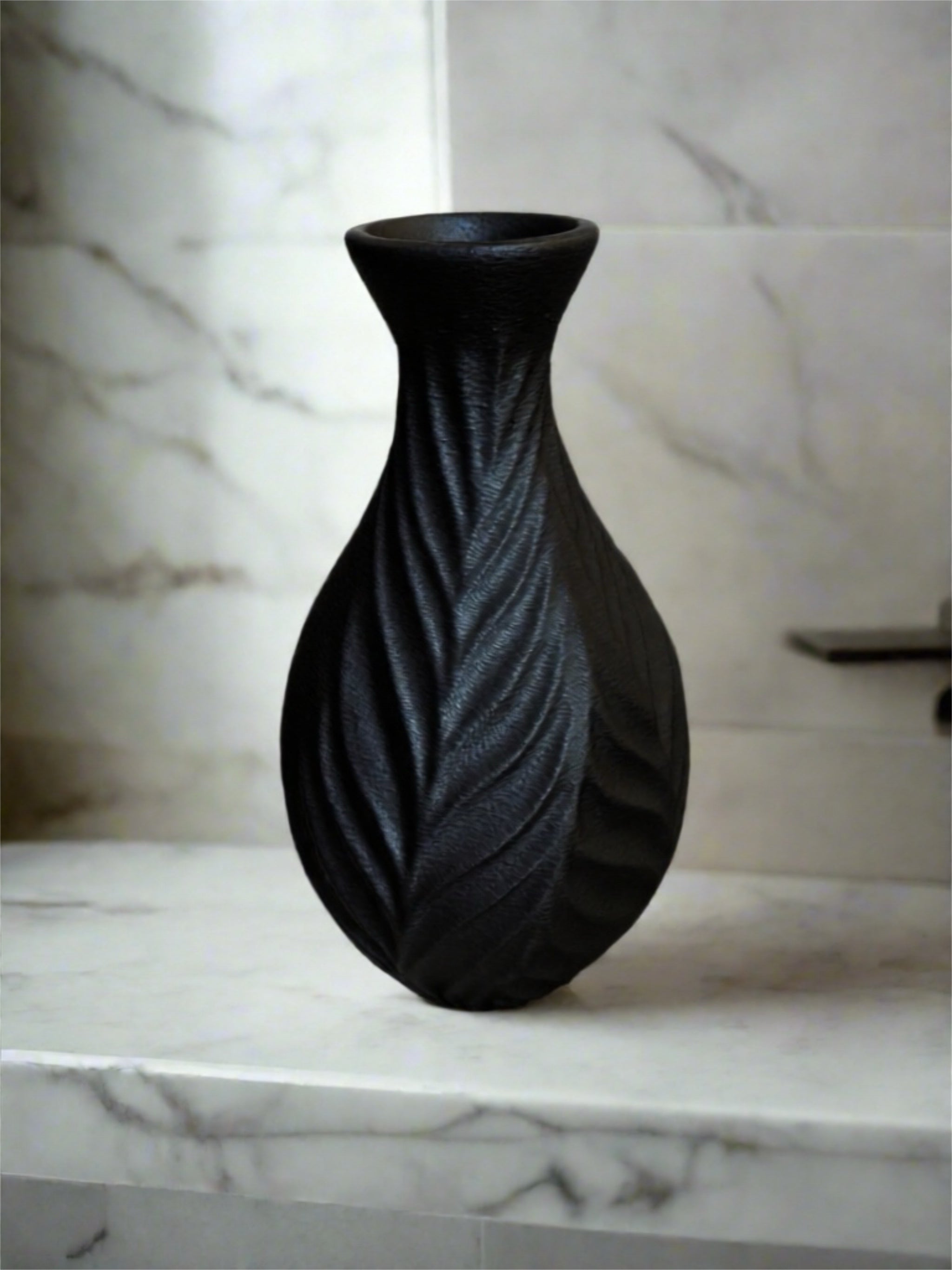 Vase "Whispering Petals" Black
